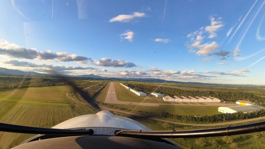 Aeroclub de guadalajara, aerodromo de robledillo de mohernando, lerm, SIerra norte, sierra de ayllon, madrid, guadajara, vuelo para dos, vuelo en pareja, pareja en avioneta, regalos en pareja, Aprender a pilotar, experiencias de vuelo, regalos sorprendentes, guadalajara, aeroprakt, ultraligero, henares, vuelo en avioneta, piloto por un dia, volar en ultraligero en madrid, avioneta en madrid, curso piloto en madrid.