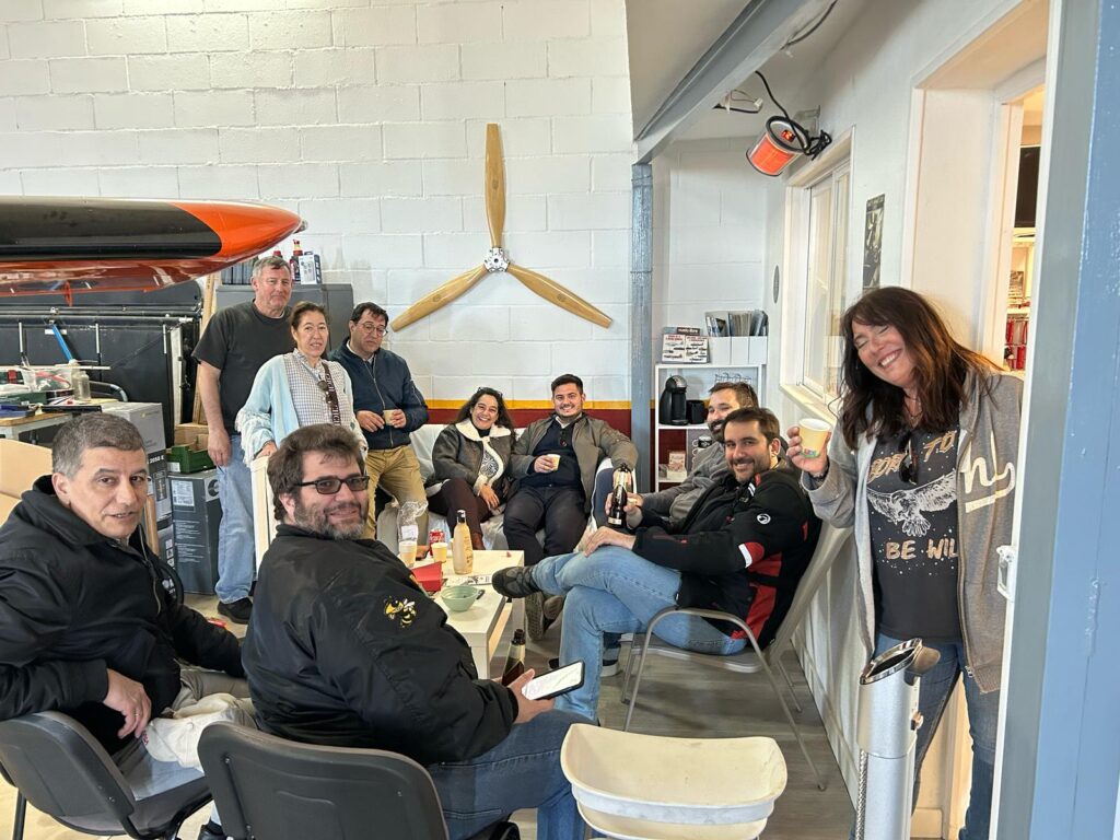 grupo de amigos en hangar wilco